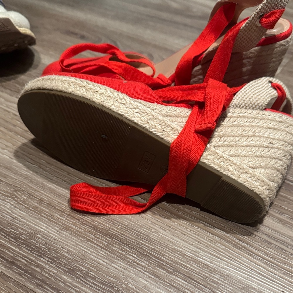 Elegant Red Espadrille Wedge Sandals - Picture 3 of 3